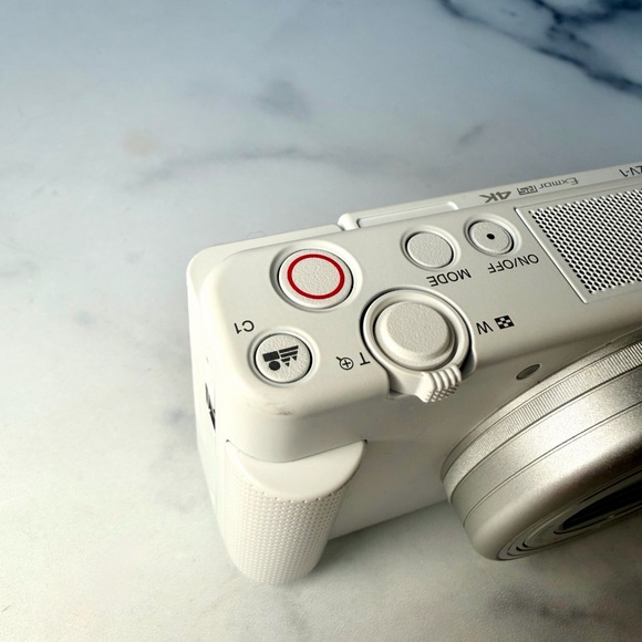 Sony ZV-1 4K Vlogging Camera White Flip Screen Zeiss Lens w/ Box Windscreen - Picture 8 of 8